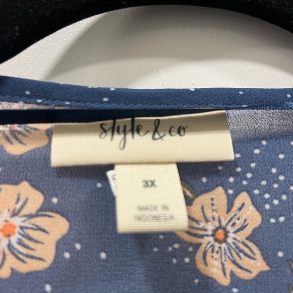 Style & Co., blouse 3X, flutter sleeves, blue with flowers.  NWOT. - Picture 5 of 6